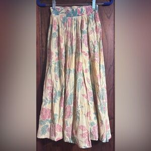 Chic Floral Midi Skirt in Pastel Hues
